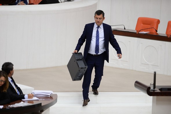 TBMM'de ilk kez yaşandı: Meclis personelinden CHP liderine hakaret