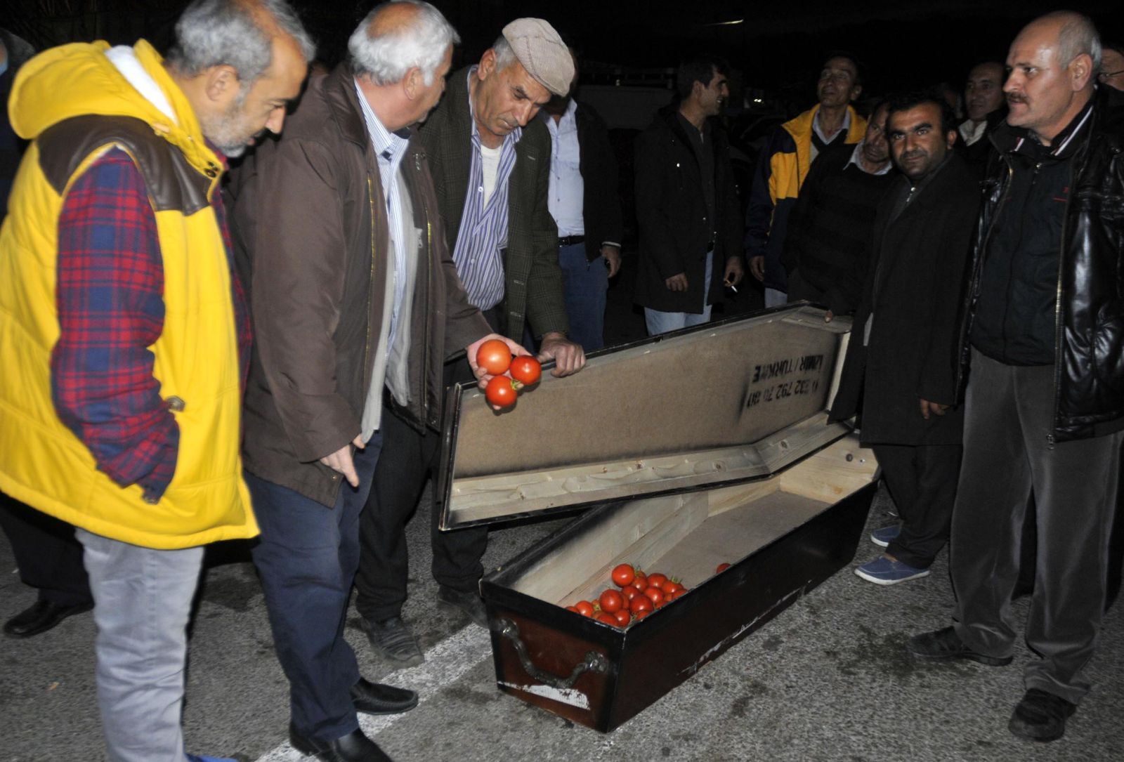 Antalyalı çiftçi domatesin cenaze namazını kıldı