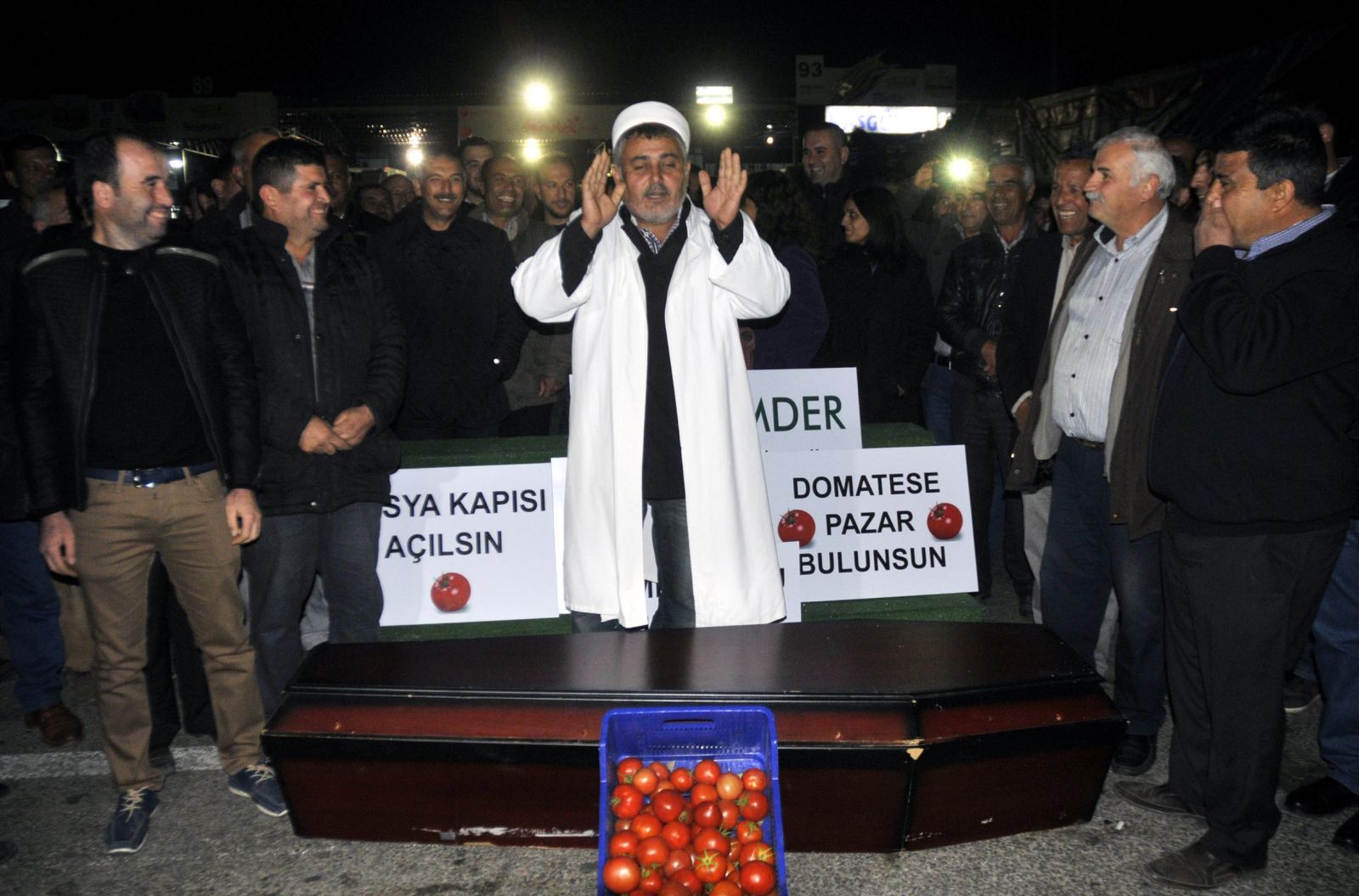 Antalyalı çiftçi domatesin cenaze namazını kıldı