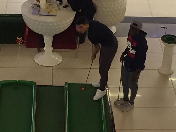 AVM'de golf oynadılar