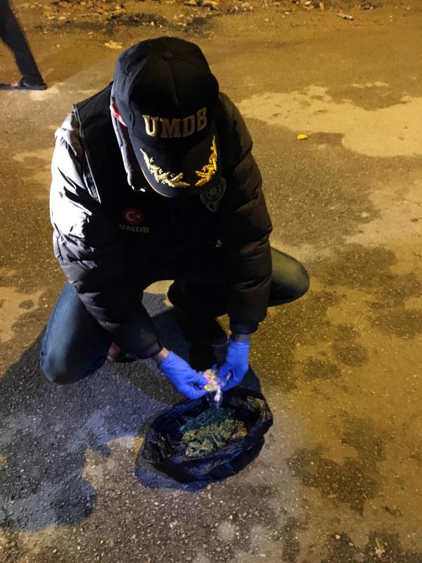 Uyuşturucu operasyonunda Kalaşnikof ve Glock ele geçirildi
