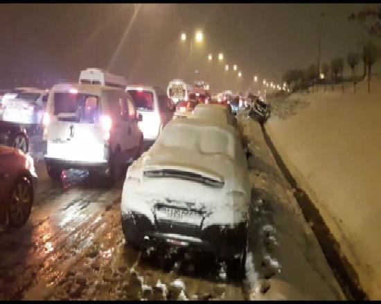 Vatandaş kara gömüldü; İBB'ye isyan etti