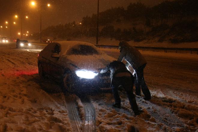 Vatandaş kara gömüldü; İBB'ye isyan etti