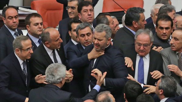 AKP'li ve CHP'li vekiller arasında kavga