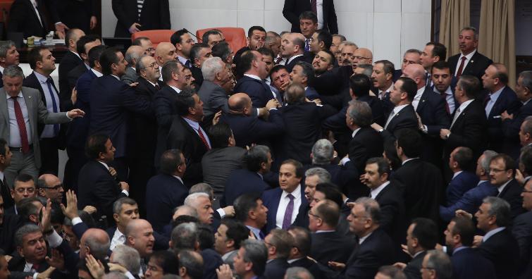 Mecliste yumruklar havada uçuştu; MHP'li vekil bakın ne yaptı