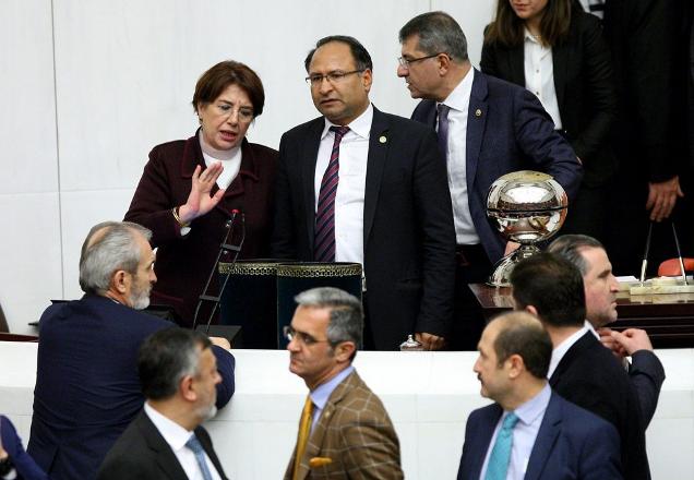 Mecliste yumruklar havada uçuştu; MHP'li vekil bakın ne yaptı
