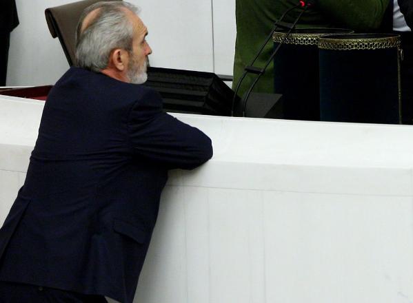 Mecliste yumruklar havada uçuştu; MHP'li vekil bakın ne yaptı