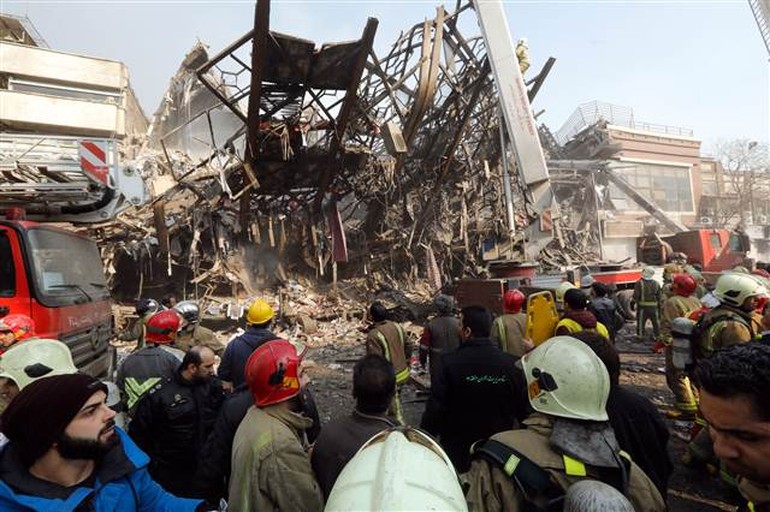 İran şokta: Canlı yayında çöken binanın altında kalan 30 itfaiyeci öldü