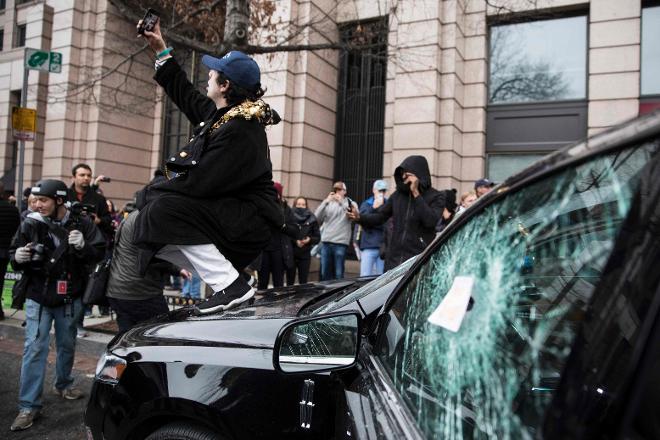 ABD'de yanıyor: Biber gazı atan polise yangın tüpü ile karşılık verildi