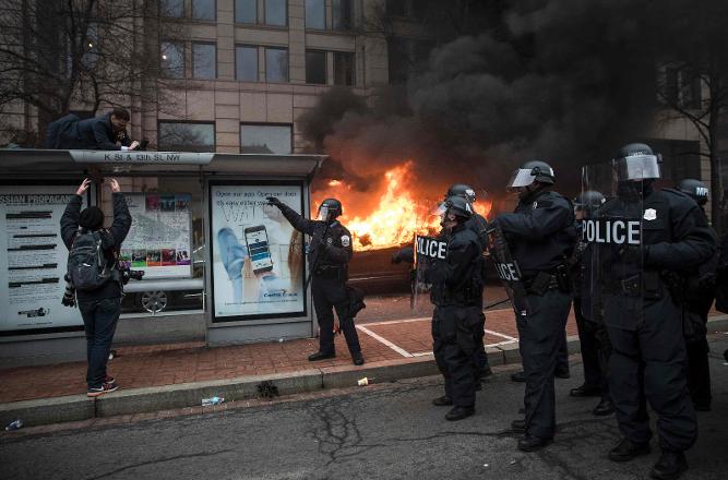 ABD'de yanıyor: Biber gazı atan polise yangın tüpü ile karşılık verildi