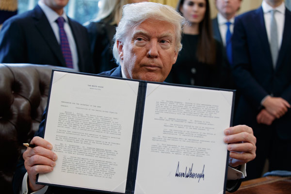 Trump göreve başladı: Meksika sınırına  duvar vizelere askı