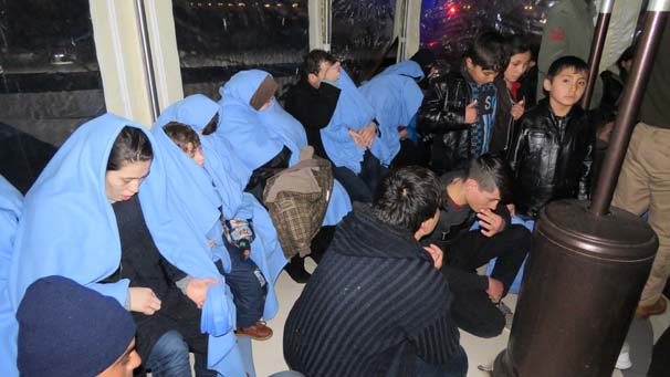 Kaçak bot battı; Göçmenler denizde yaşam mücadelesi verdi
