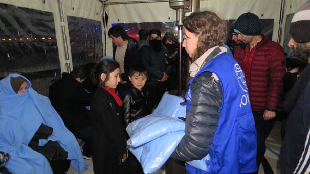 Kaçak bot battı; Göçmenler denizde yaşam mücadelesi verdi