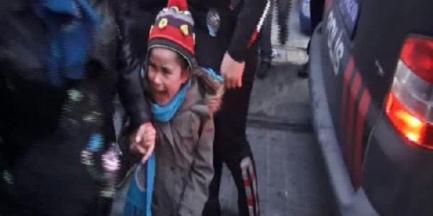 Kadıköy'de 'hayır' bildirisi dağıtan gruba polisin silah çektiği iddia edildi