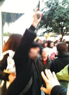 Kadıköy'de 'hayır' bildirisi dağıtan gruba polisin silah çektiği iddia edildi