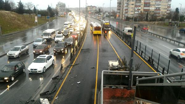 Servis aracı metrobüsle çarpıştı