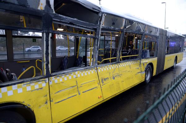 Servis aracı metrobüsle çarpıştı