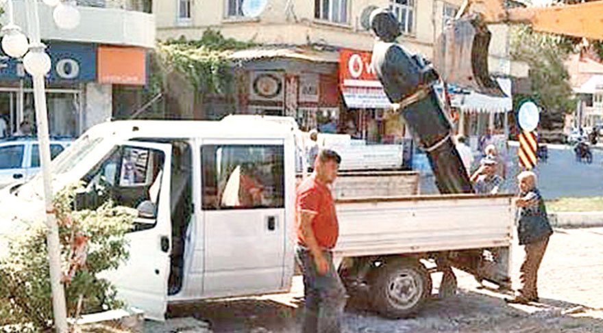 AKP&#039;li belediye Atatürk heykelini depoya kaldırdı!