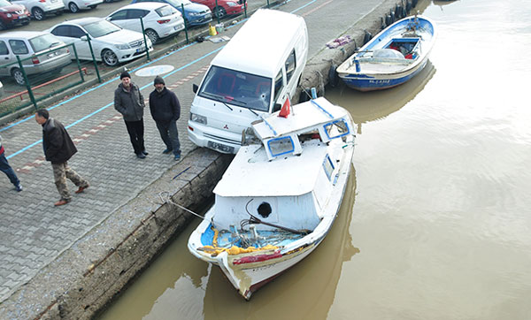 Şok eden kaza... Minibüs tekneye çarptı
