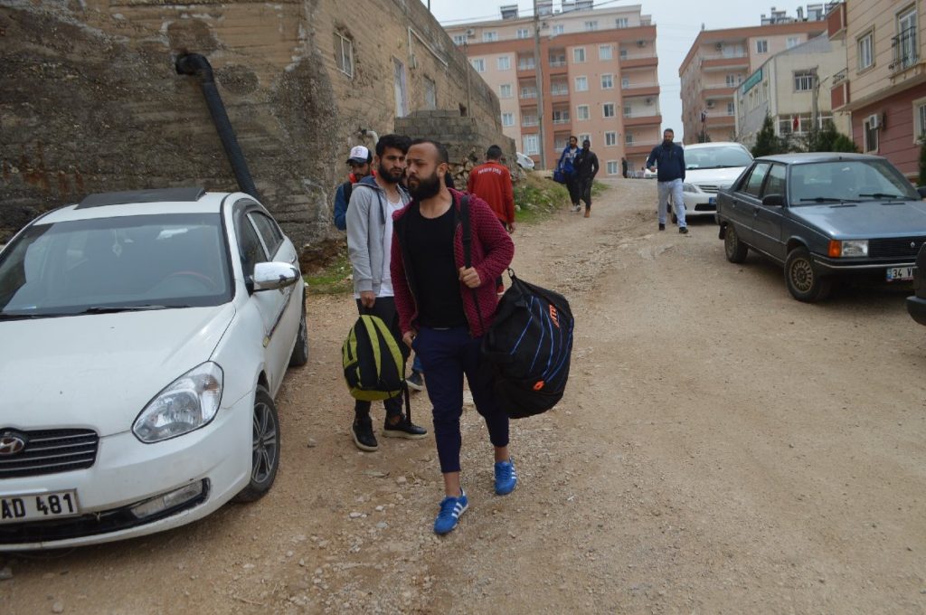 Otelden atılan futbolcular sokakta kaldı!