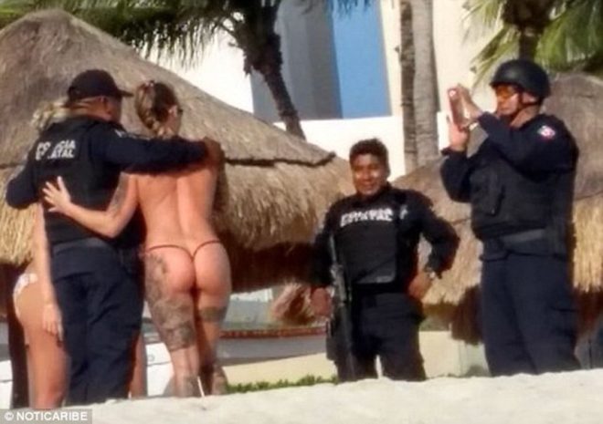 Üstsüz turistlerle çekilen fotoğraf polisleri yaktı