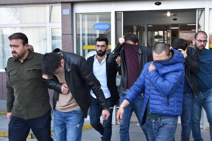 Polis öğrenci evine baskın yaptı... Gördüklerine inanamadı