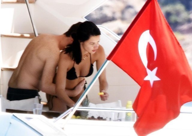 Adriana Lima'yı ailesiyle tanıştırdı