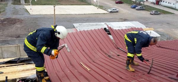 Fırtına faciası! Öğrenciler dersteyken çatı uçtu!
