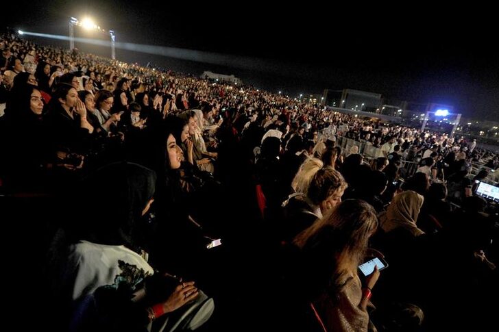 Kuralları yıktılar! Konserde böyle coştular...