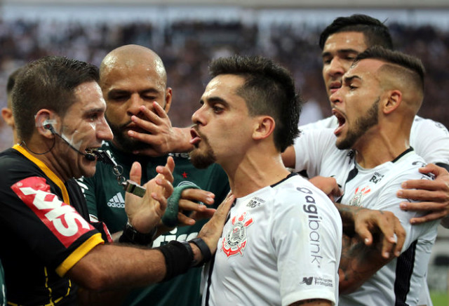 Maçta kavga etti direkt kırmızı kartla oyun dışı kaldı!