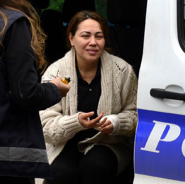 Üzerine kızgın yağ, sıcak su döküp satırla yaraladı... Cezalandırılmasını istiyor