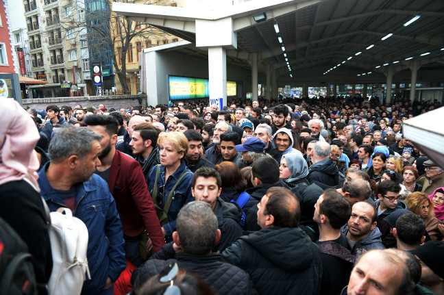 İstanbul&#039;da tüm vapur seferleri iptal, Marmaray&#039;da izdiham