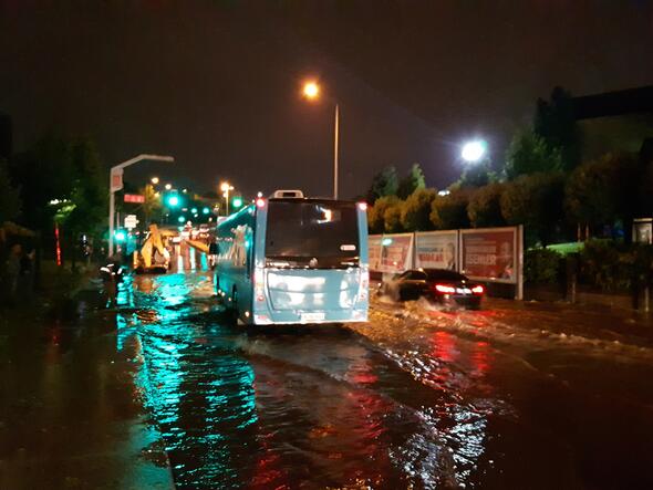 İstanbul’u sel aldı, dolu yağdı... İkinci uyarı...
