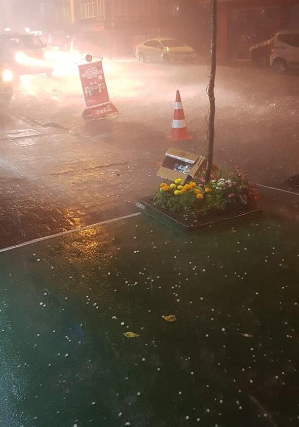 İstanbul’u sel aldı, dolu yağdı... İkinci uyarı...