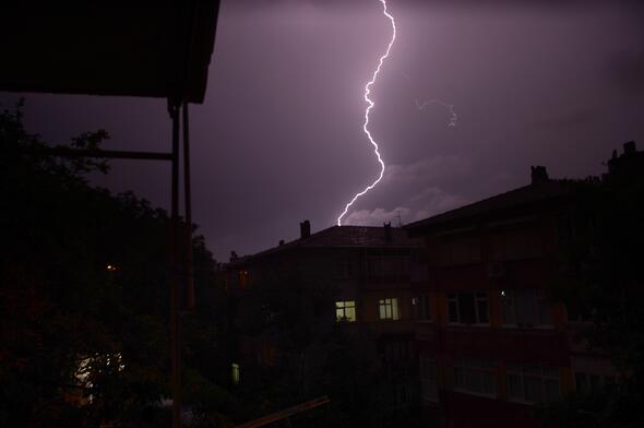 İstanbul’u sel aldı, dolu yağdı... İkinci uyarı...