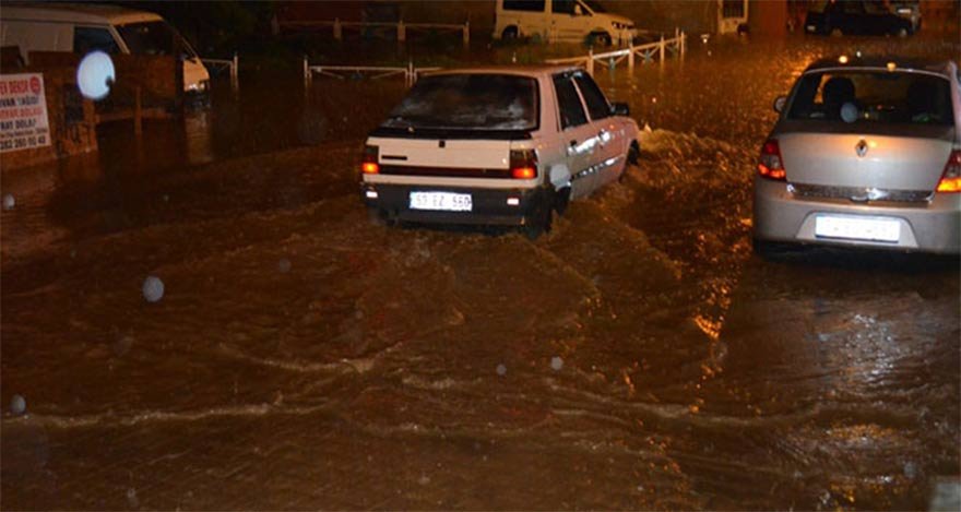 İstanbul’u sel aldı, dolu yağdı... İkinci uyarı...