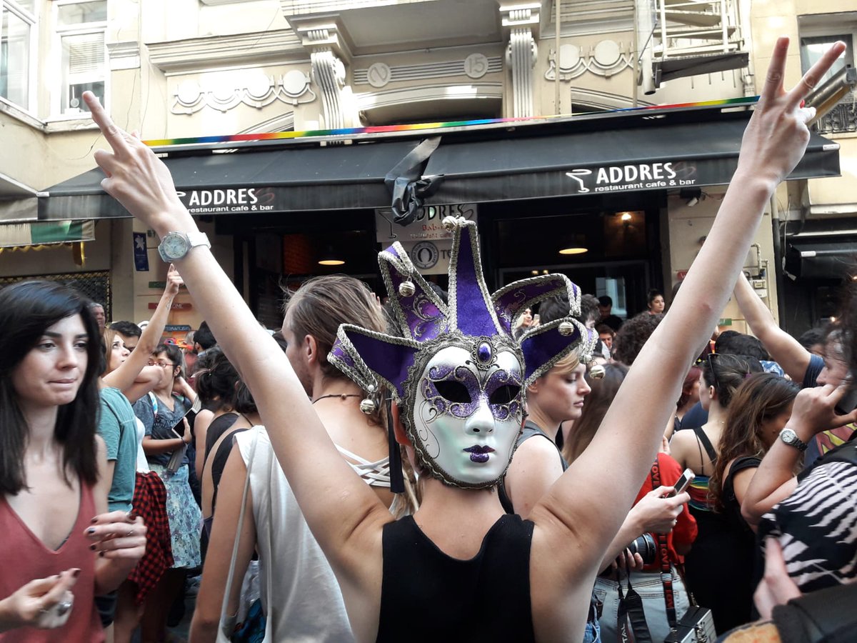 &#039;Yasak ne ayol&#039; dediler; Taksim&#039;e çıktılar