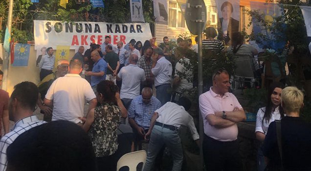 İYİ Partili başkanlar kendilerini Meral Akşener&#039;in evine zincirledi