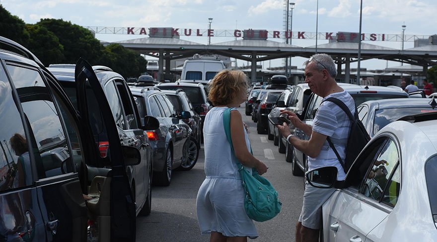 Bayram trafiği erken başladı, kuyruk 3 kilometreyi geçti