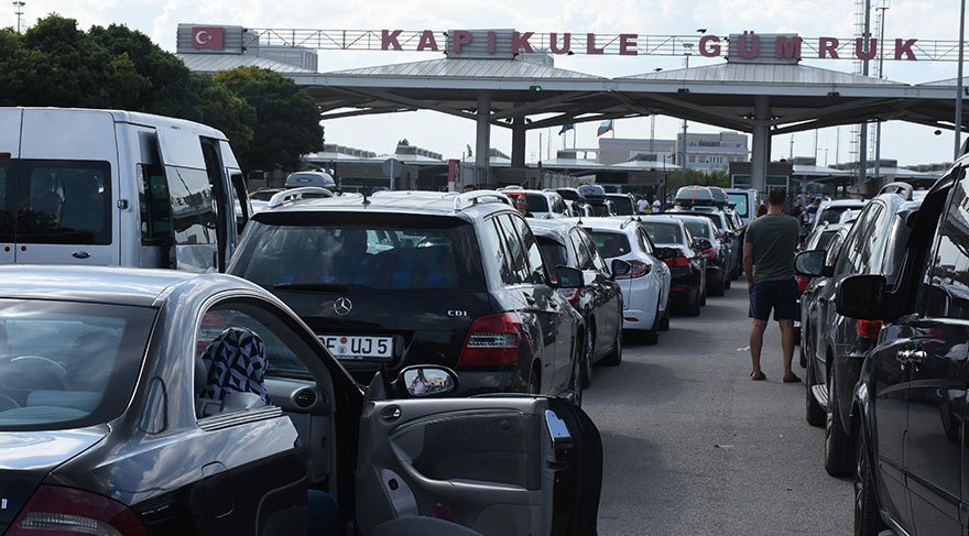 Bayram trafiği erken başladı, kuyruk 3 kilometreyi geçti