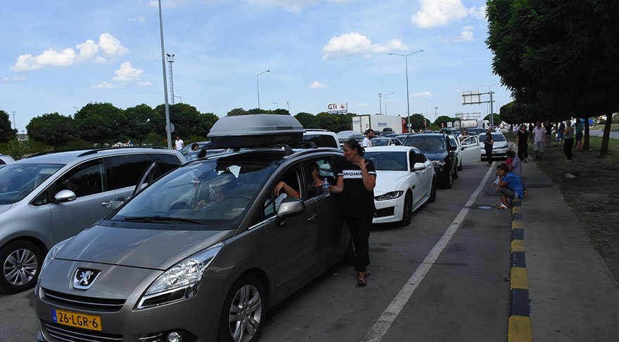 Bayram trafiği erken başladı, kuyruk 3 kilometreyi geçti