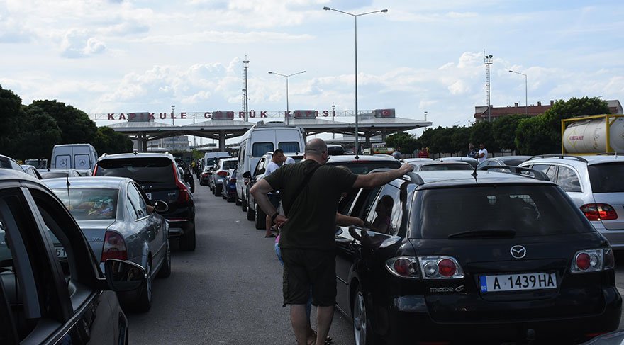 Bayram trafiği erken başladı, kuyruk 3 kilometreyi geçti