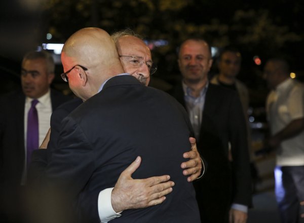 Kılıçdaroğlu Berberoğlu'yla kucaklaştı