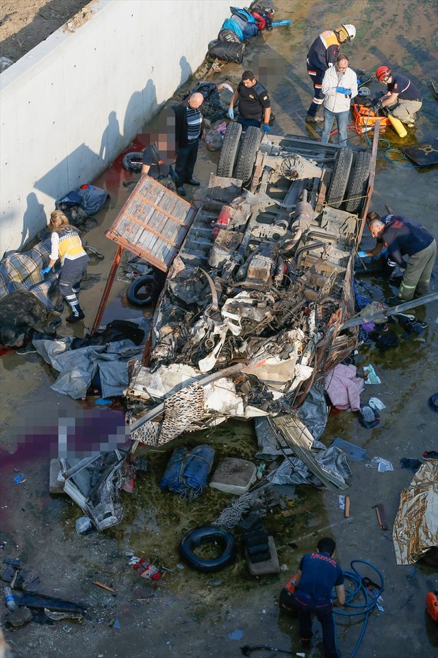 İzmir&#039;de katliam gibi kaza 22 ölü