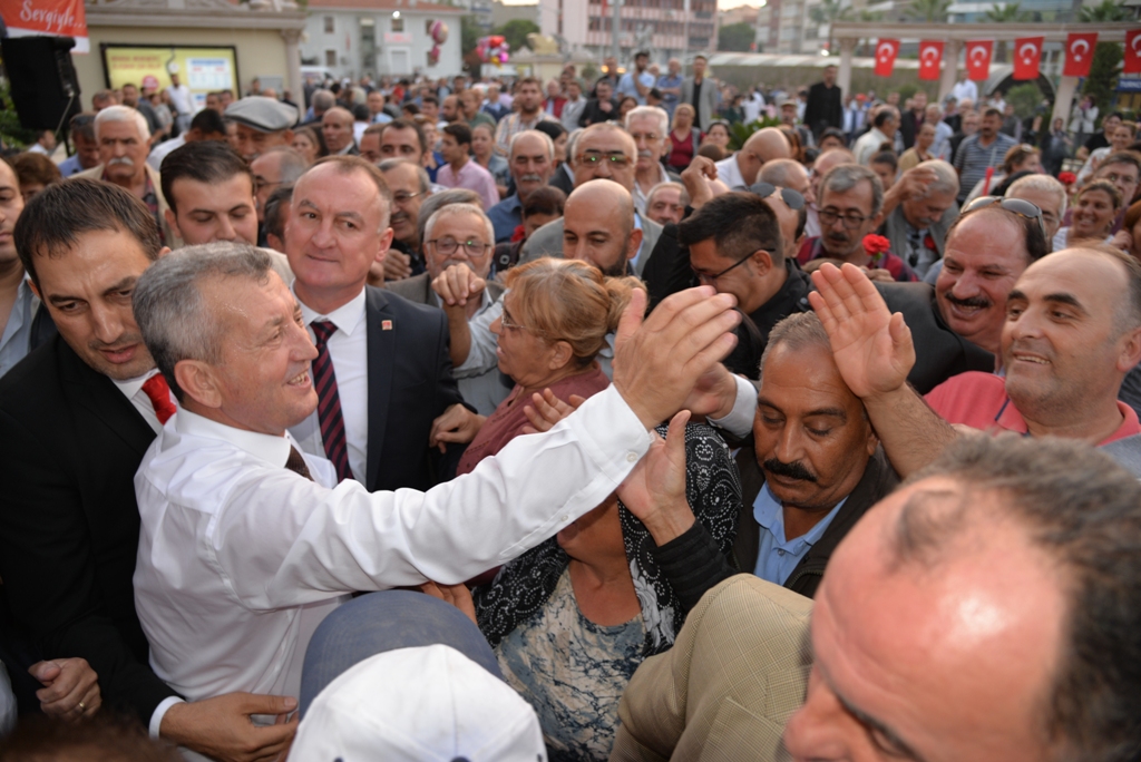 Şahin'den Menemen'de miting gibi adaylık açıklaması