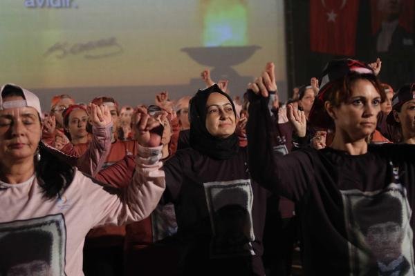 İzmir&#039;de 6 bin kişilik zeybek gösterisi