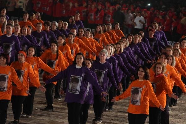 İzmir&#039;de 6 bin kişilik zeybek gösterisi