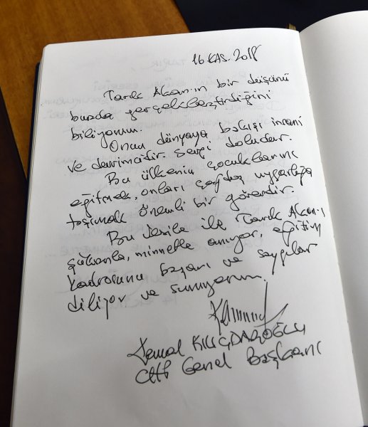 Kılıçdaroğlu&#039;ndan Tarık Akan&#039;ın okuluna ziyaret