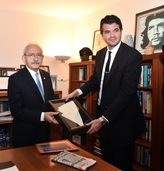 Kılıçdaroğlu&#039;ndan Tarık Akan&#039;ın okuluna ziyaret