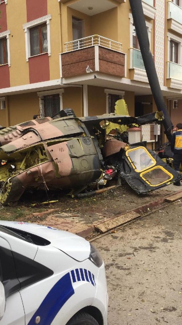 İstanbul&#039;da askeri helikopter düştü!